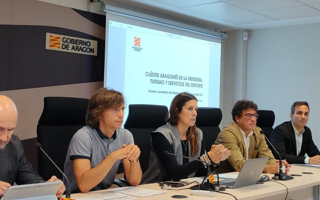 Actualizado 23/10/2024 09:30 Educación, Cultura y Deporte Reunión con el sector sobre la creación del Clúster Aragonés del Deporte. Reunión con el sector sobre la creación del Clúster Aragonés del Deporte. La Dirección General de Deporte del Gobierno de Aragón ha iniciado ya los trabajos para crear el Clúster Aragonés del Deporte, con el objetivo de potenciar el sistema deportivo de la comunidad y maximizar su impacto económico y social, tal y como ha explicado la directora general de Deporte, Cristina García. La directora general ha mantenido una reunión esta semana con empresas punteras del sector deportivo en Aragón, responsables de entidades deportivas y agrupaciones clave a nivel nacional, representantes de ayuntamientos, encargados de gestionar los servicios públicos deportivos, y representantes de las universidades aragonesas para explorar la creación del clúster. En el encuentro, Cristina García ha estado acompañada por el presidente de la Federación de Asociaciones de Gestión del Deporte de España (FAGDE), Fernando París, y de los representantes de la Asociación Aragonesa de Gestores del Deporte (GEDA), Jesús Gimeno y Enrique Pérez.